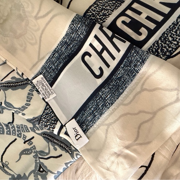 Christian Dior Reversible Floral Wrap Silk Scarf. - Picture 6 of 16